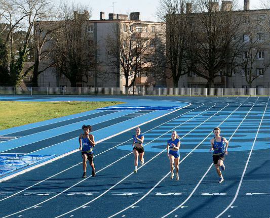 Cité sportive de Penvillers : premiers tours des athlètes sur la piste bleue